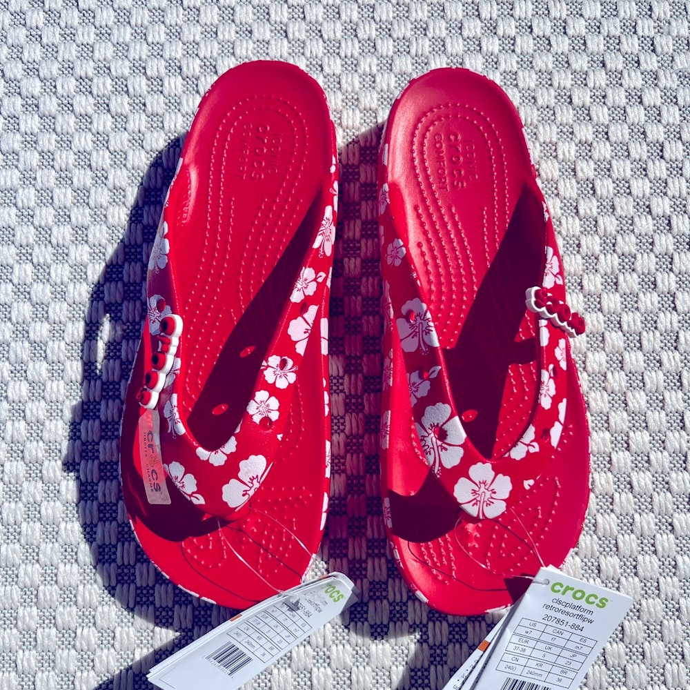 Brand New Crocs Classic Platform Retro Resort Flip Flops